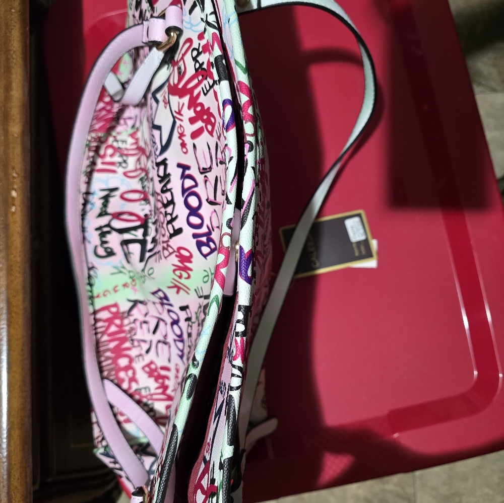 Brand new shoulder bag with tags on the bigger bag - Picture 7 of 16